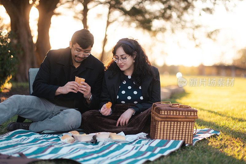 亚洲/墨西哥夫妇在公园野餐-黄金时间